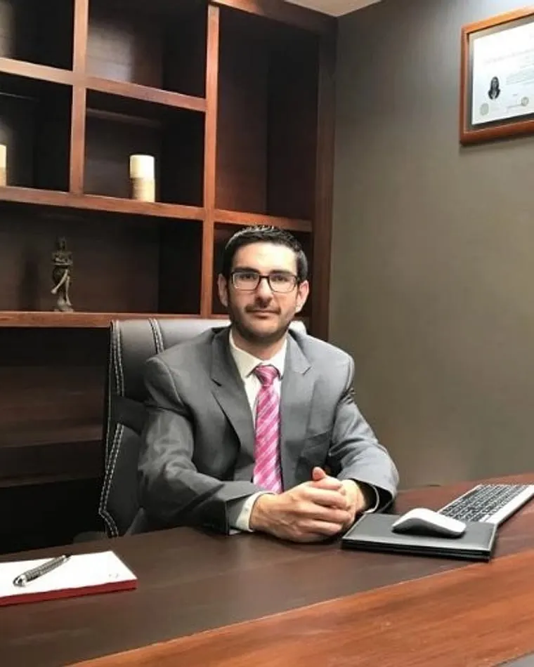 Retrato del Dr. Alan Navarro Sánchez, uroginecólogo en Guadalajara