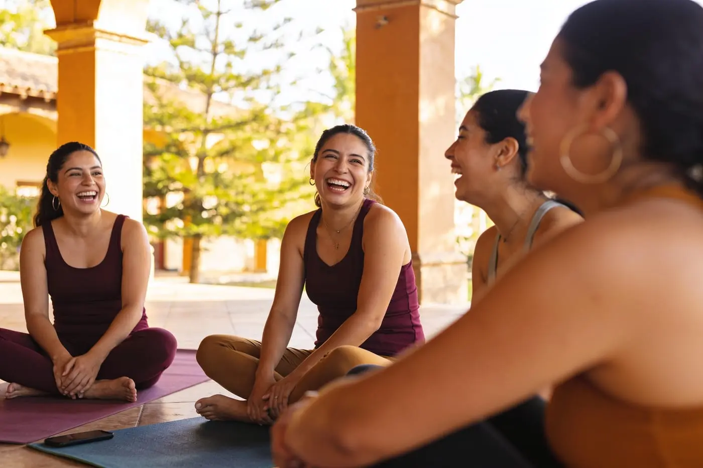 Mujeres riendo relajadas al final de una clase de yoga